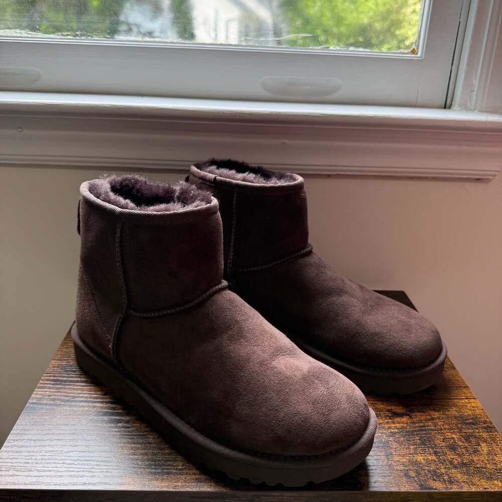 NWOB UGG Classic Mini II Boots Chocolate Brown Size 9